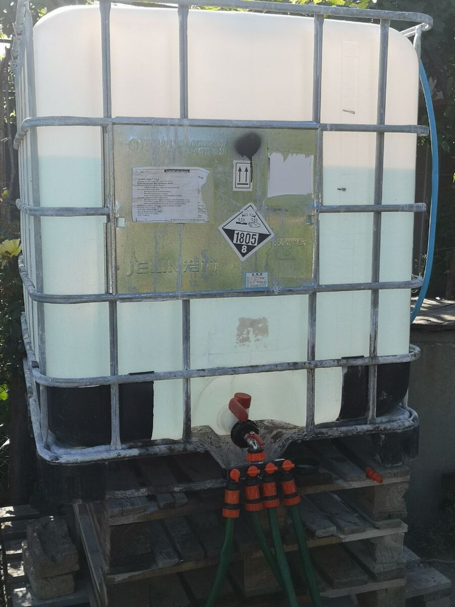 Кубовый бак для полива возле колодца