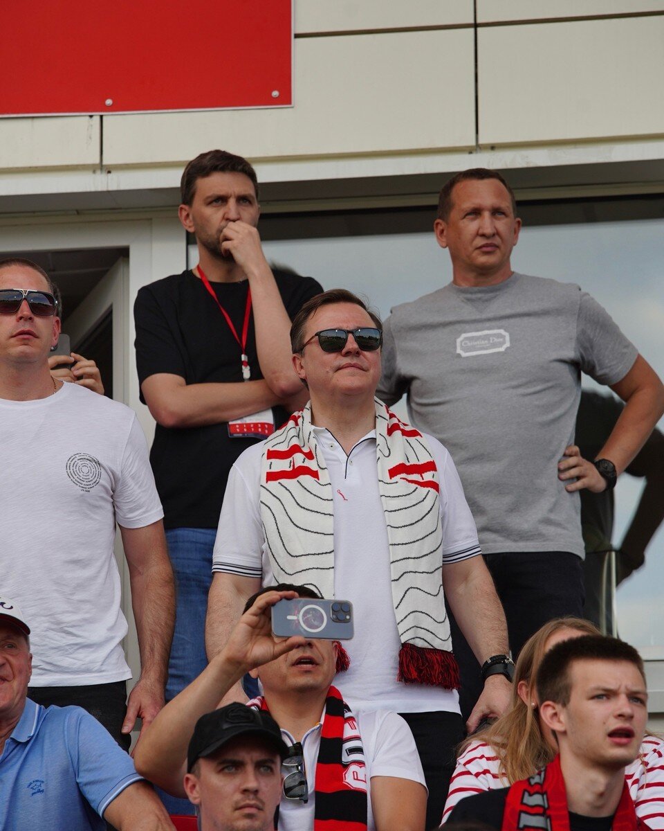    Дмитрий Азаров наблюдал за матчем «Акрона» в шарфе тольяттинцев и рядом с владельцем клуба Павлом Морозовым. Фото: личная страница ВКонтакте Дмитрия Азарова.