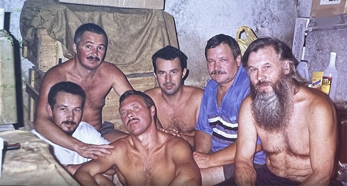 Плененный экипаж. Слева направо: Газинур Хайруллин (в белом), Асхат Аббязов (за ним), Юрий Вшивцев, Сергей Бутузов, Виктор Рязанов (в синем), Владимир Шарпатов (с бородой). На снимке нет Александра Здора, так как он фотографировал. Фото из личного архива Владимира Шарпатова 