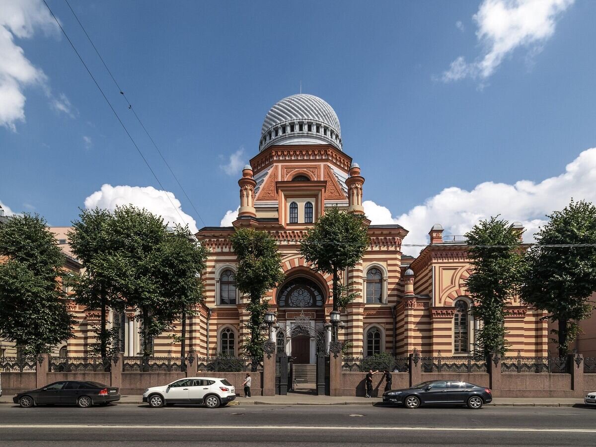    Большая Хоральная Синагога в Санкт-ПетербургеCC BY-SA 4.0 / Alex 'Florstein' Fedorov (cropped) / Grand Choral Synagogue of SPB