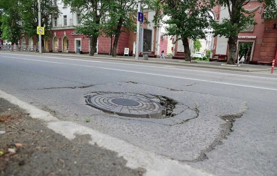    Глава Барнаула раскритиковал руководство водоканала за состояние колодцев в центре города. Источник: Пресс-служба мэрии Барнаула