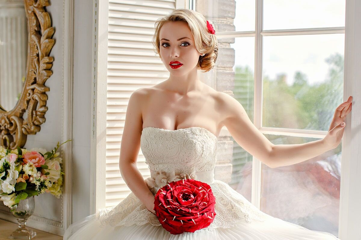 Акцент на губы — один из современных трендов📷
