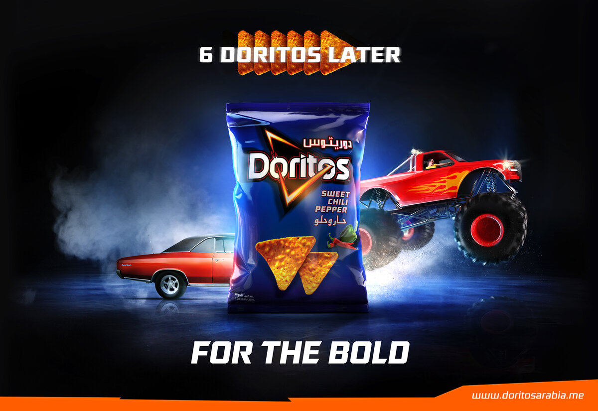 Эта динамичная наружная реклама Doritos демонстрирует пакет чипсов "Sweet Chili Pepper" на фоне ретро-автомобиля и монстр-трака, с лозунгом "For the Bold" и фразой "6 Doritos Later", подчеркивая смелость и решительность бренда. 