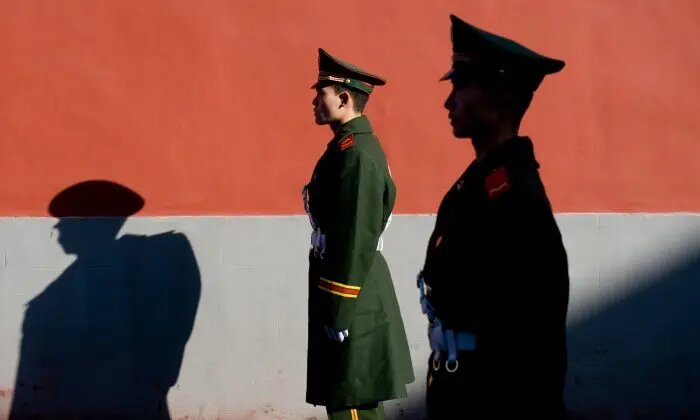 Сотрудники полиции стоят на страже в Пекине, 17 ноября 2009 г. (Saul Loeb/AFP/Getty Images)