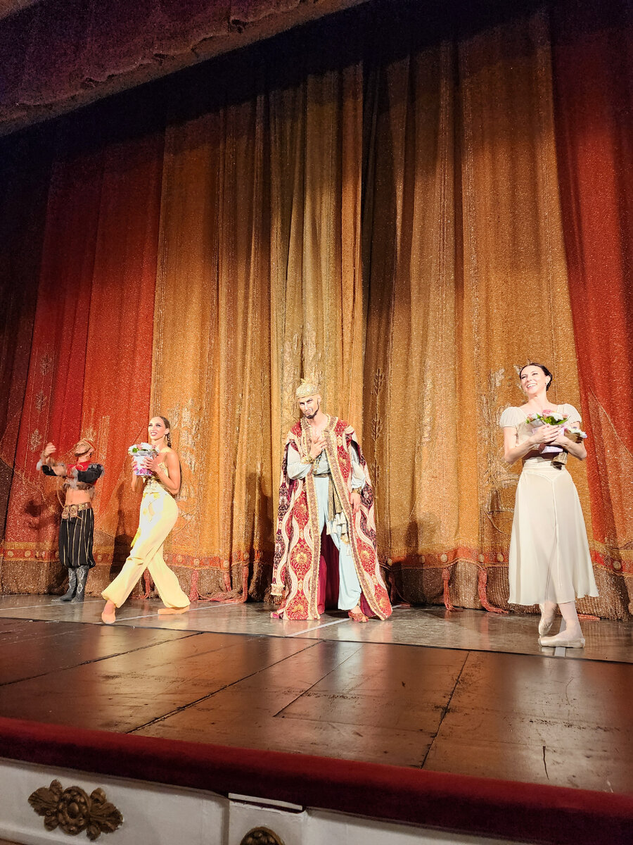 Солисты балета "Бахчисарайский фонтан" на поклоне после спектакля