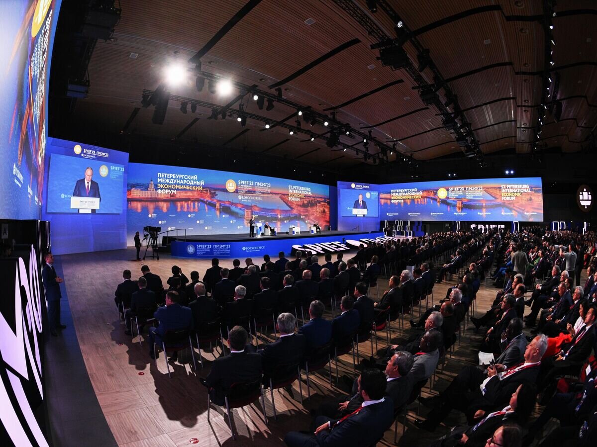    Президент РФ Владимир Путин на пленарном заседании Петербургского международного экономического форума© Фотохост-агентство РИА Новости