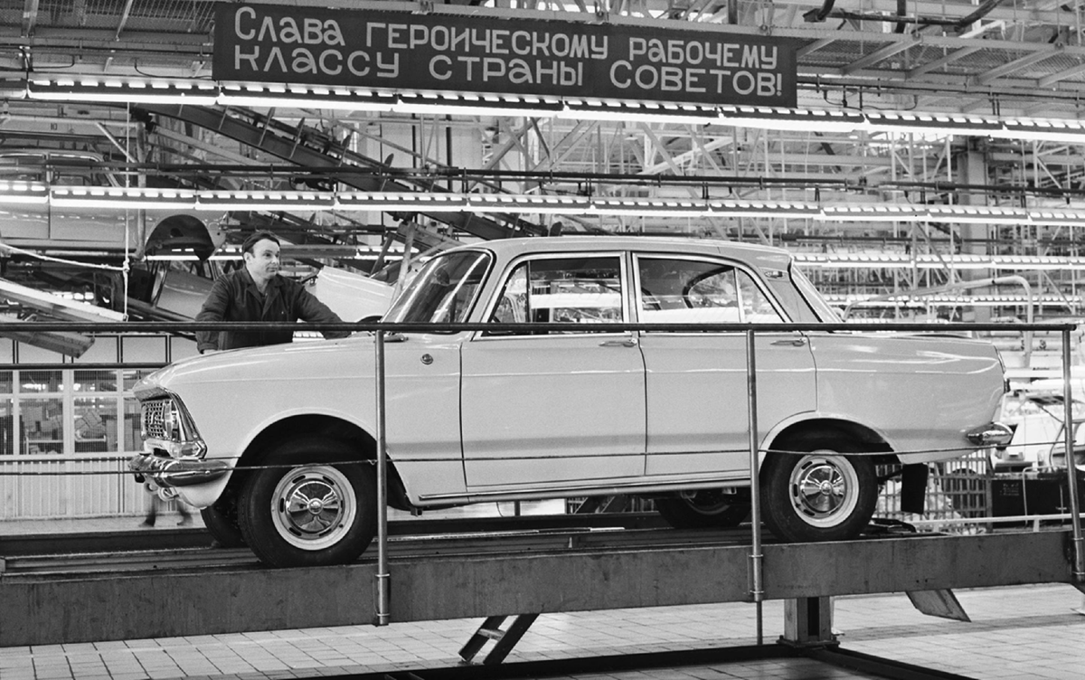 К 1967 году на заводе МЗМА создали новый автомобиль, который получил индекс 412. Причем выпуск модели должен был быть налажен сразу на двух предприятиях.-2