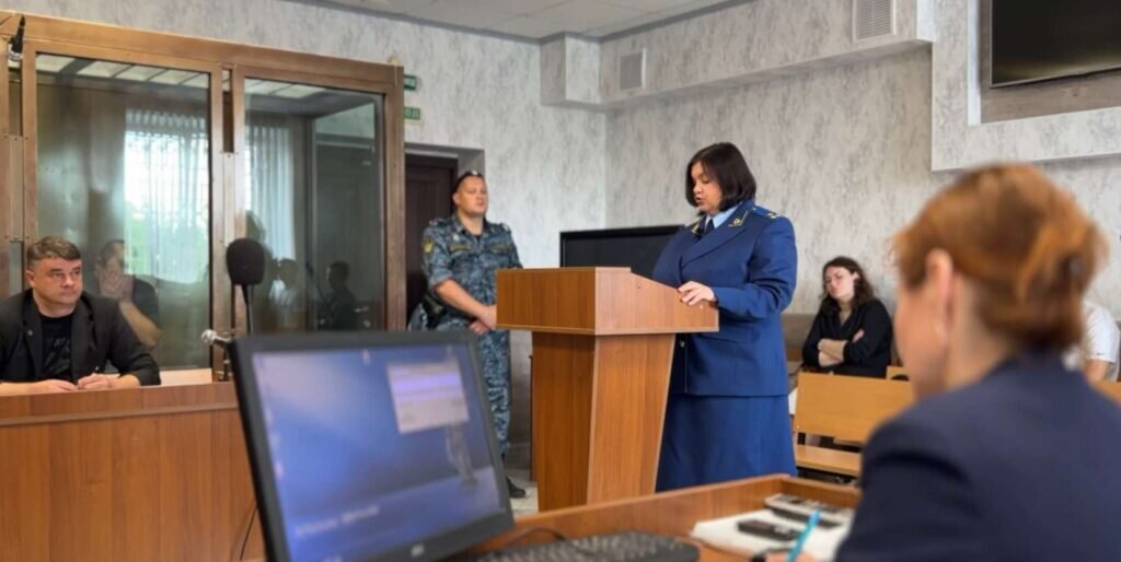 Дульцев, услышав из стеклянной клетки, что ему грозит, а до того слова гособвинителя, что он отнял у Ильи Филатова самое ценное, закрыл глаза ладонями и закачал головой...
