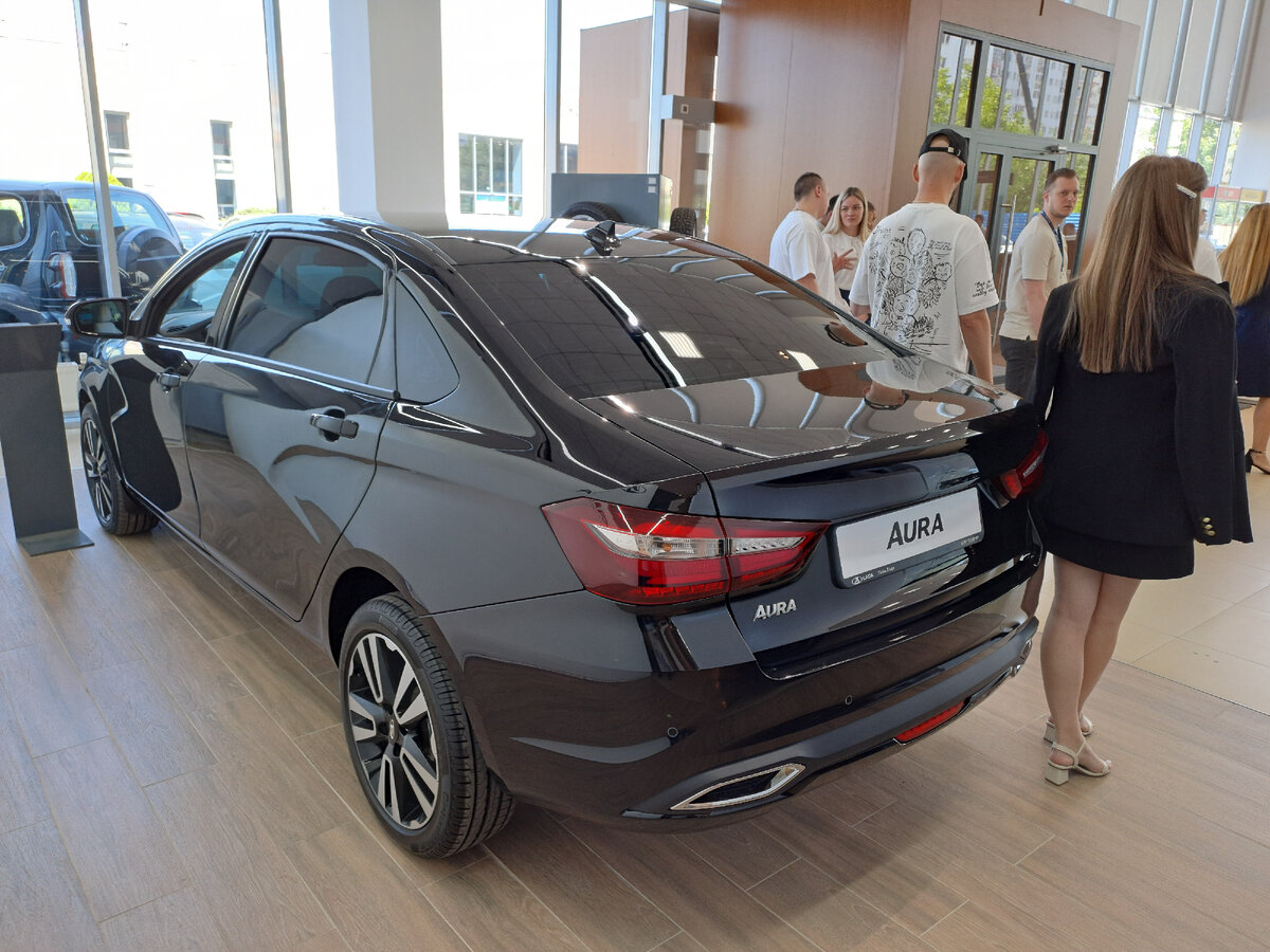 Проезжал мимо LADA, увидел толпу людей. Остановился. Оказывается, привезли  седан «Aura» (узнал почём отдают) | МЕХВОД | Дзен