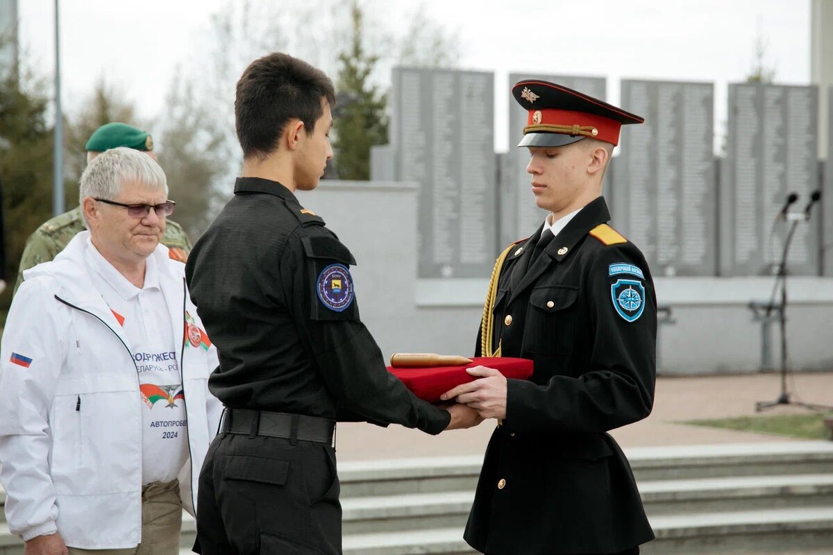    В Сургут доставили капсулу со священной землей Брестской крепости