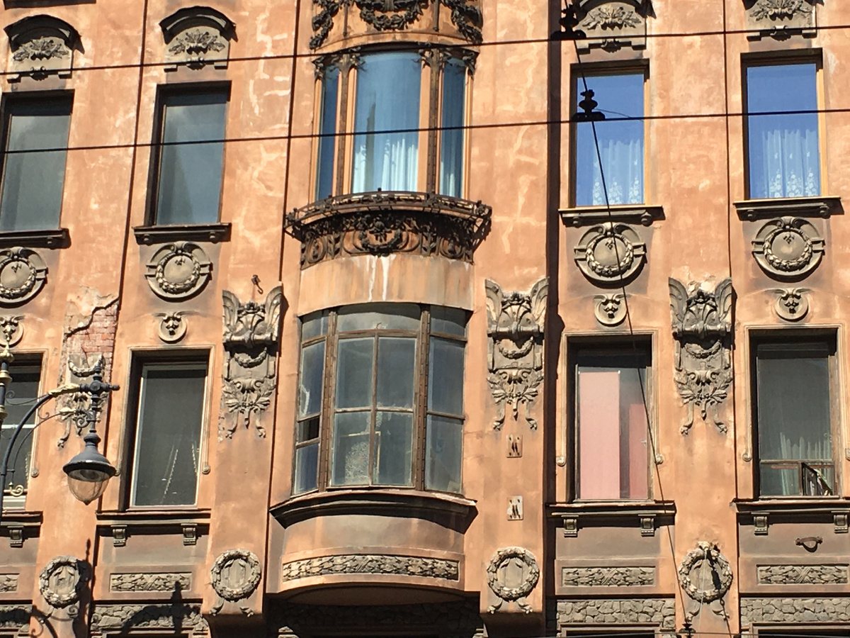 Крылатые шлемы Гермеса и лавровые композиции украшают третий этаж дома