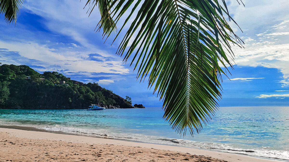 Живописный пляж Анс Петит (Anse Petit) на о. Маэ.