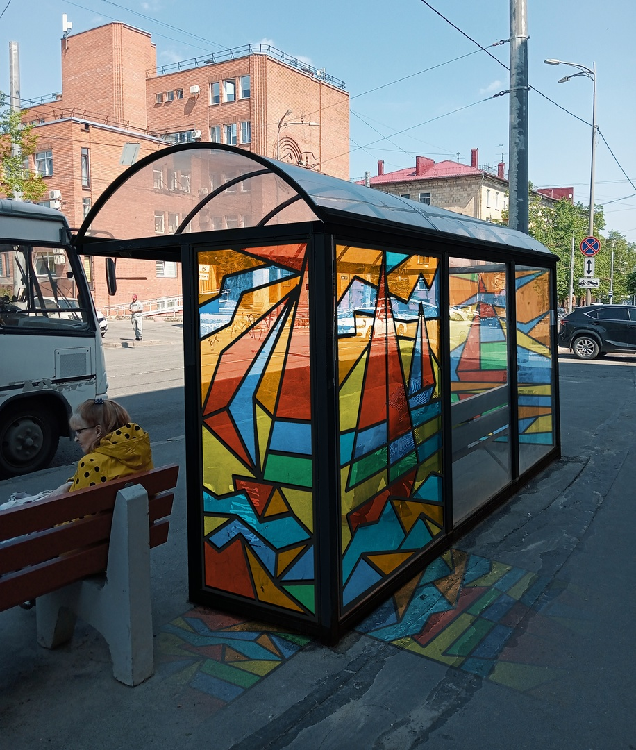    Остановочные комплексы в Петрозаводске украсят разноцветными витражами