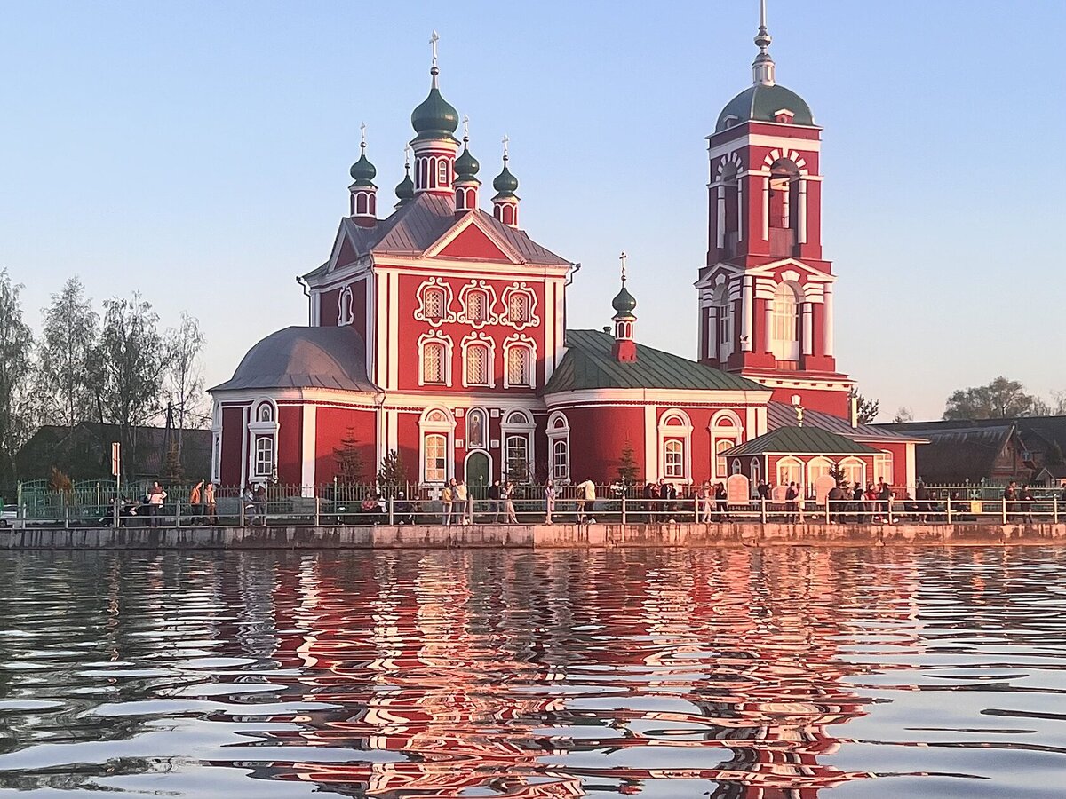 Вид на храм Сорока мучеников и Рыбную слободу, открывающийся с Плещеева озера. Тем, кто тяготеет к пасторальным видам, непременно стоит арендовать лодку и насладиться воодушевляющими просторами. 