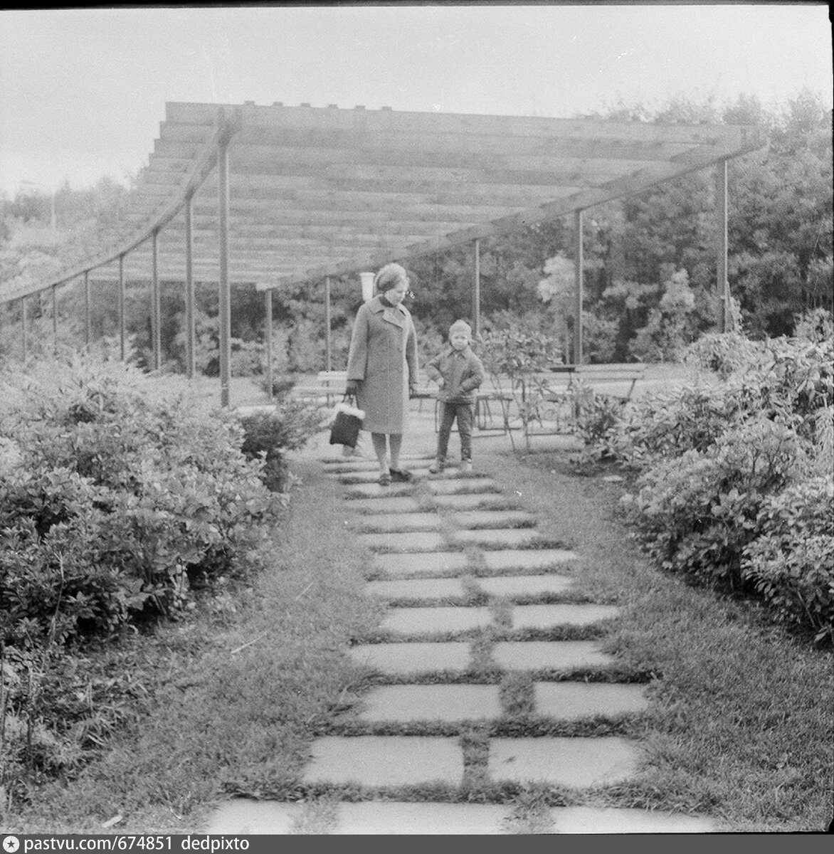 Латвийский сквер, архивное фото