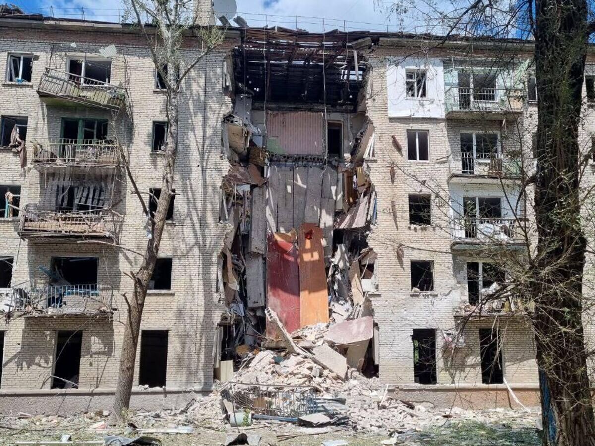    Подъезд жилого дома в Луганске, разрушенный в результате обстрела со стороны ВСУ© фото очевидца