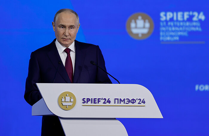    Президент РФ Владимир Путин во время пленарного заседания в рамках XXVII Петербургского международного экономического форума.Вячеслав Викторов/photo.roscongress.org