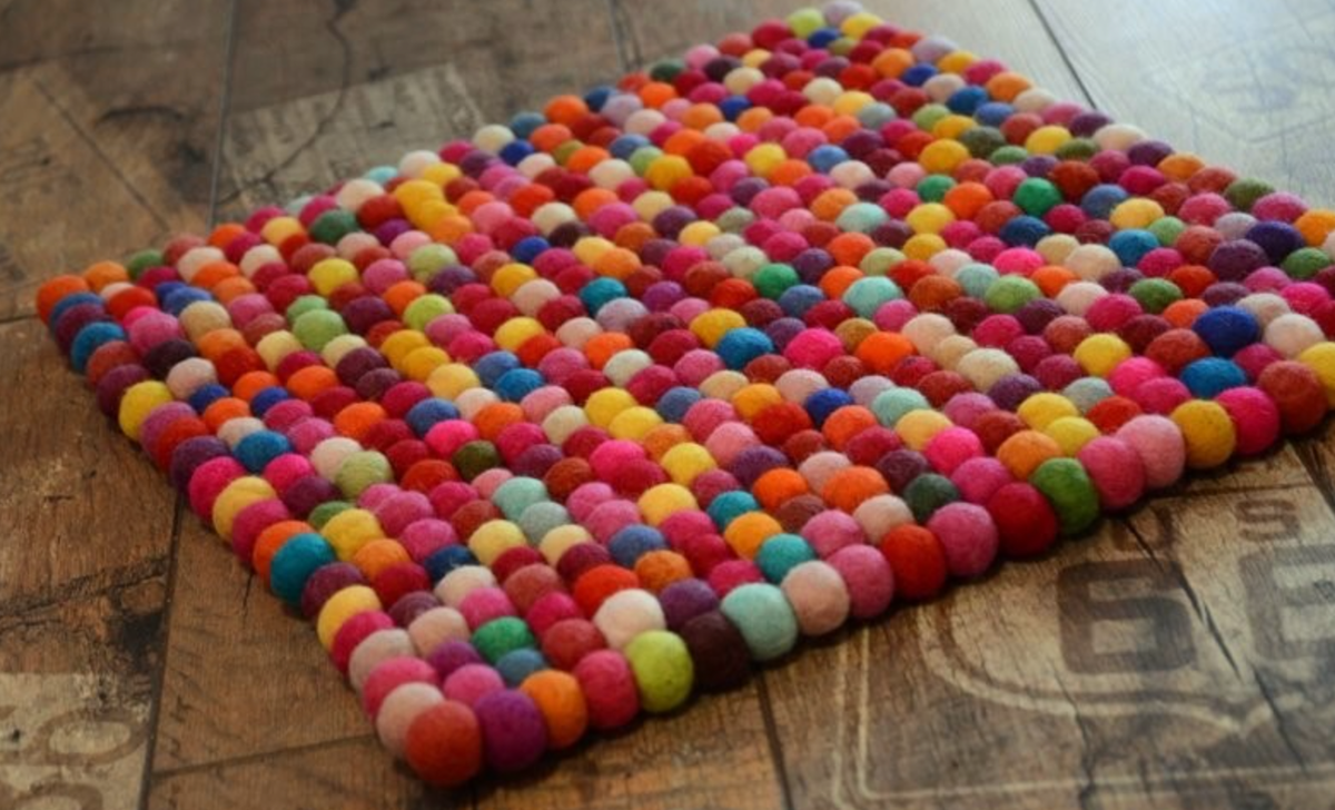 Ковер своими руками. Коврик из ниток. Коврик из помпонов своими. Коврики своими руками. Как сделать дома коврик.