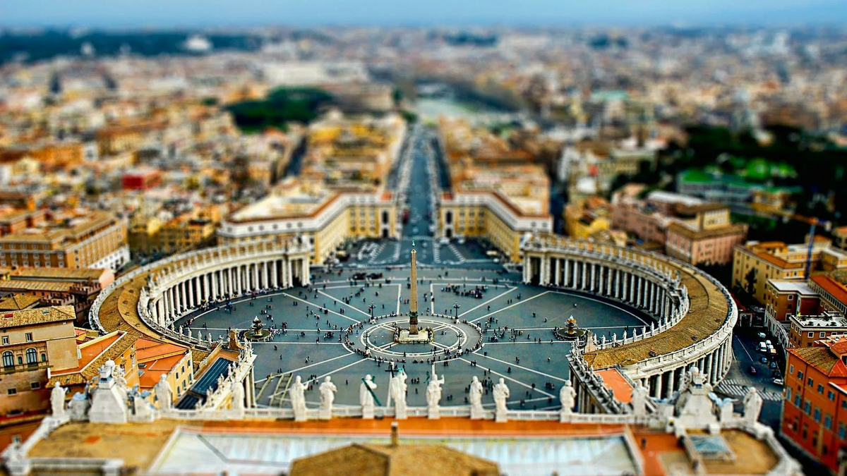 Ватикан представляет собой уникальное место, привлекающее тысячи туристов со всей планеты.