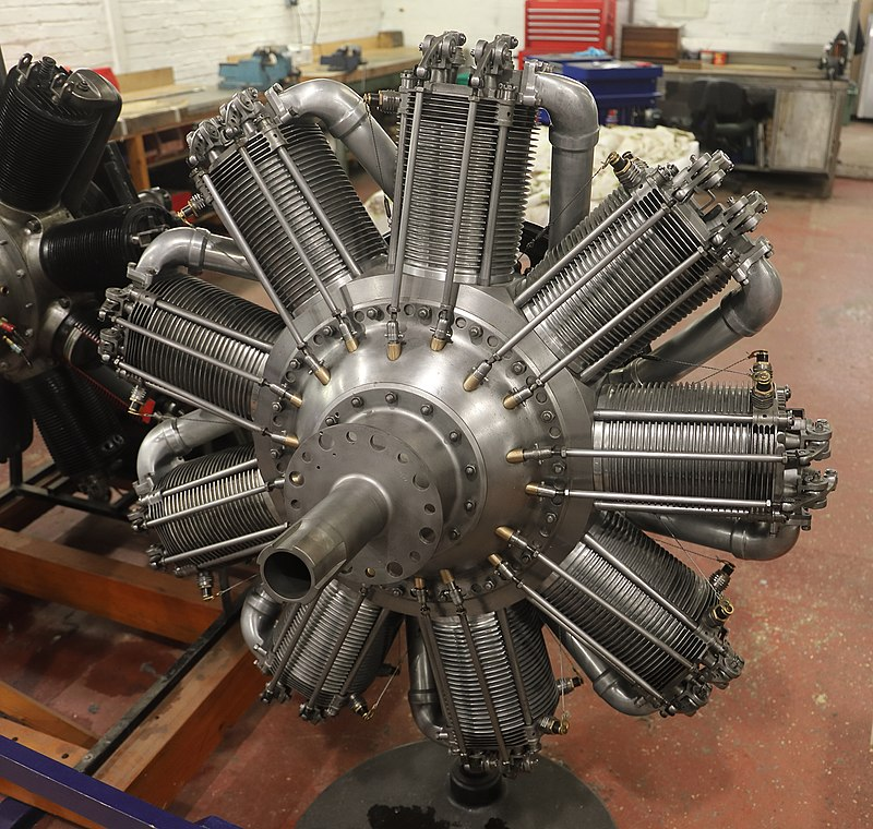 «Бентли» BR2, 230 л.с. 9-цилиндровый ротативный. Рабочий объем: 24,94 л. Сухой вес: 220 кг