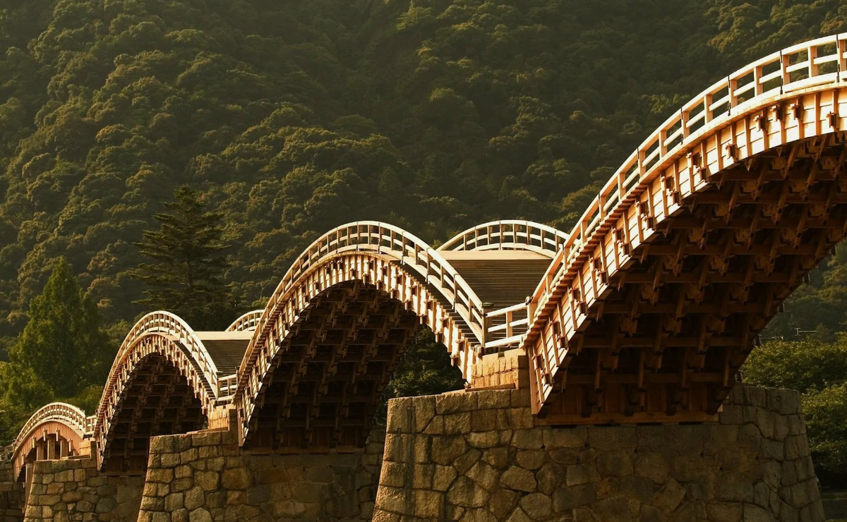 Мосты — не только инженерные сооружения, но и символы многих городов. Они облегчают передвижение и украшают пейзажи, становясь неотъемлемой частью и визитной карточкой многих стран.