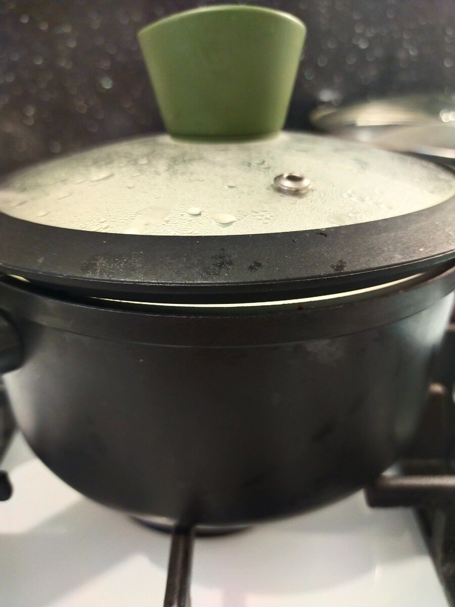 Все продукты смешиваю в кастрюльке и ставлю на самый маленький нагрев. Крышку оставляю чуть приоткрытой.