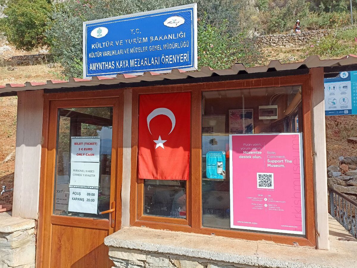 Вход к Ликийским гробницам платный, 3 евро. Открыто с 9.00 до 20.00