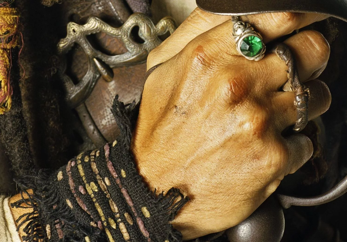 Вспомните образ знаменитого пирата Джека Воробья. Наверняка вы видели, что он носит множество украшений, в том числе серьгу в ухе.-2