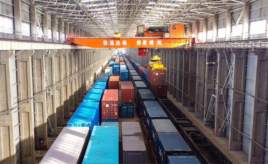 CHINA-XINJIANG-FREIGHT TRAINS                                                   Автор: Xinhua/ABACA