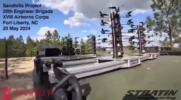 АМЕРИКАНСКИЙ НАЗЕМНЫЙ БЕСПИЛОТНИК, ПЕРЕДЕЛАННЫЙ В ПЛАТФОРМУ FPV-ДРОНОВ. АППАРАТ ЗАПУСКАЕТ 20 ДРОНОВ ЗА 13 СЕКУНД. ИСТОЧНИК: ТГ-КАНАЛ "ВОЕННЫЙ ОСВЕДОМИТЕЛЬ"