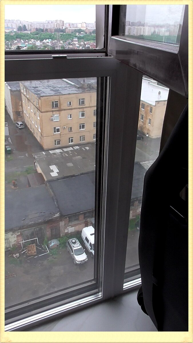 Смотреть под ноги жутковато высота 10 этаж, а сверху ещё несколько этажей.