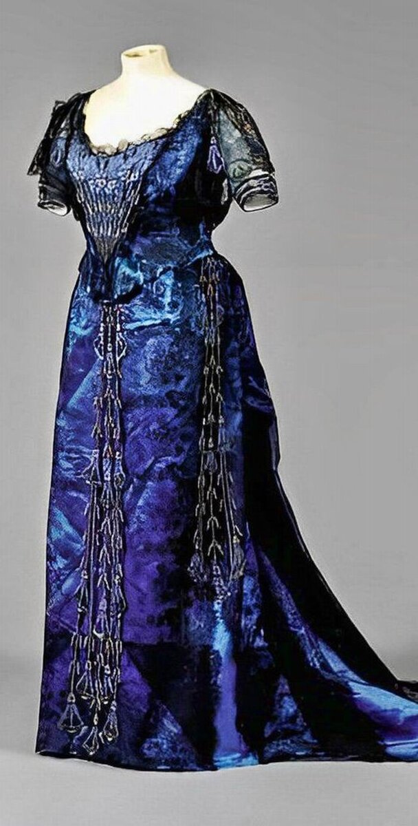 Бальное платье из атласа, около 1900 года. Модный дом Ворта.