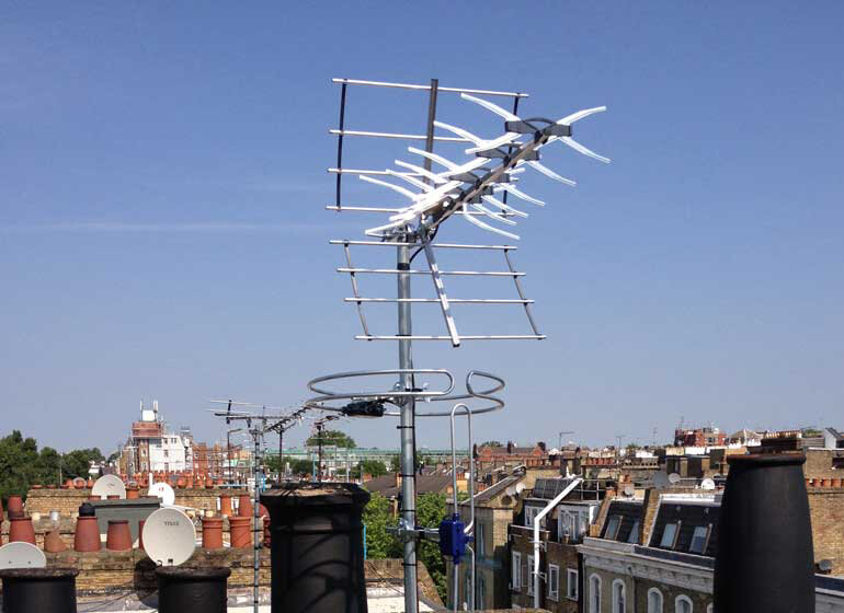 Иллюстративное изображение: эфирная телевизионная антенна в Лондоне.