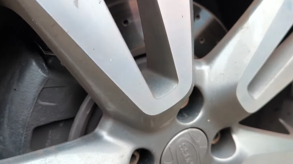 Много владельцев автомобиля Лада Веста спрашивают про тормозную систему. Напомню, что на свою Весту я поставил тормоза от Ниссан Тиида. Меняются диски, колодки и суппорта.