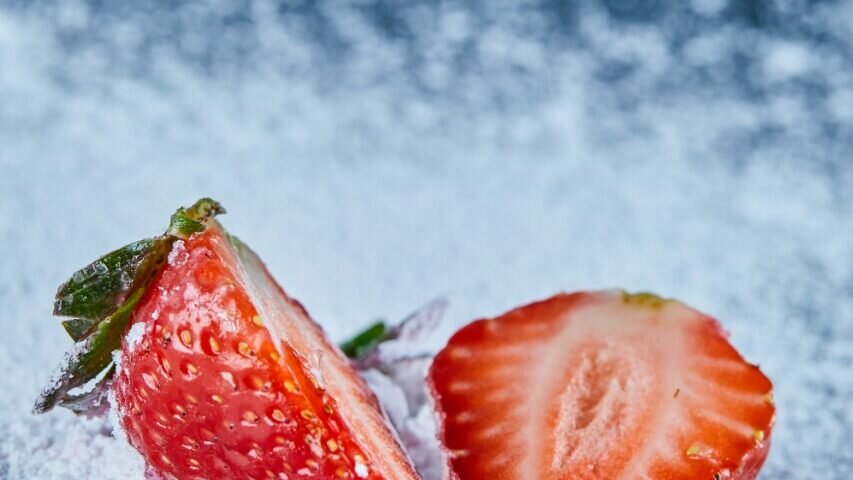 Клубнику нужно мыть перед заморозкой. Фото: Freepik