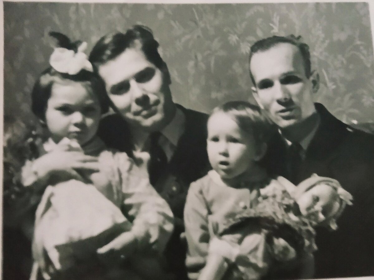 Мама в гостях у бабушки Акулины на коленях отца, моего деда