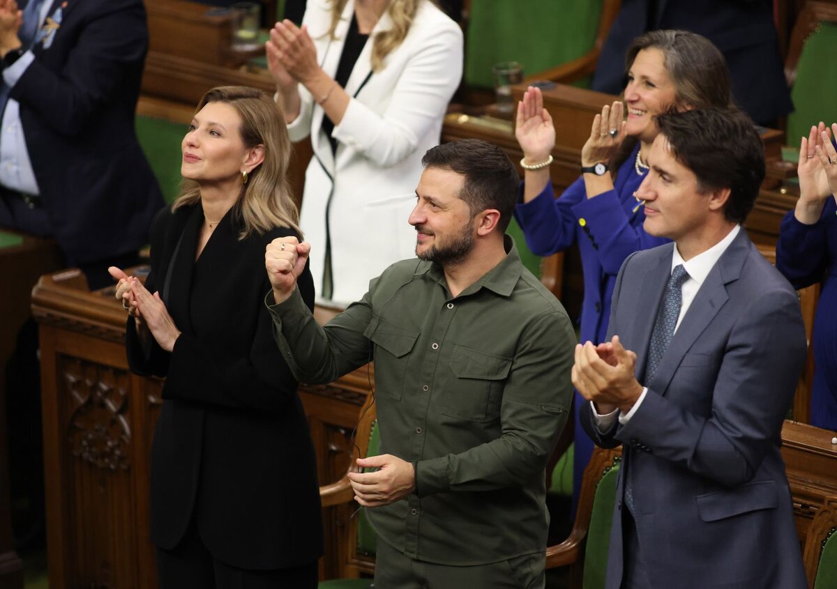    Президент Владимир Зеленский и премьер-министр Джастин Трюдо поздравляют Ярослава Гуньку, который присутствовал и воевал в нацистской украинской дивизии во Второй мировой войне, а затем иммигрировал в Канаду © Patrick Doyle/Global Look Press