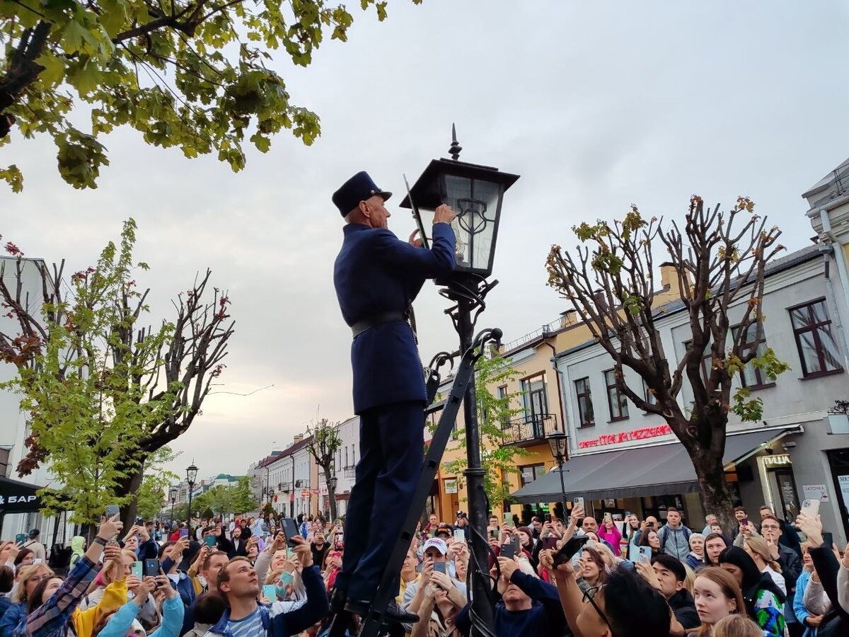 Фонарщик зажигает фонари в Бресте