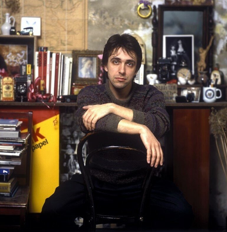 Он ведь был оченть одинок. Может, потому и окружал себя толпой "музыкантов". Кстати, и без кавычек. Лучшие из лучших играли на его концертах. Да он и сам был лучший