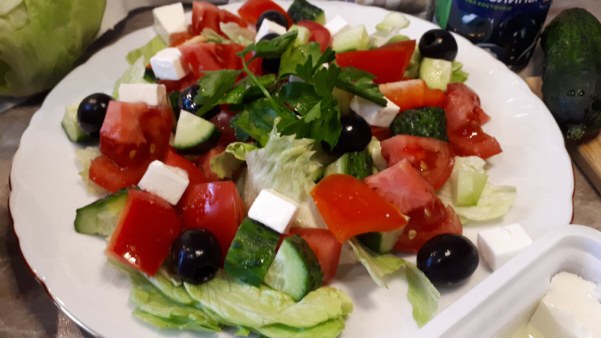 Один из моих самых любимых салатов – это греческий, готовить его, в принципе, можно круглый год.