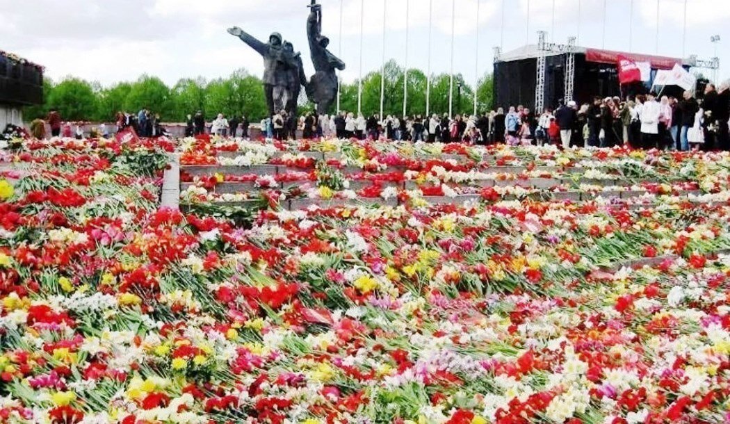 Ежегодно, 9 мая, десятки тысяч людей приносили цветы к памятнику Освободителям Риги от нацизма. В августе 2022 г. торжествующие реваншисты монумент снесли...