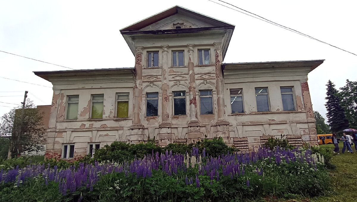 Дом культуры и сельская библиотека Василёва в старинном здании