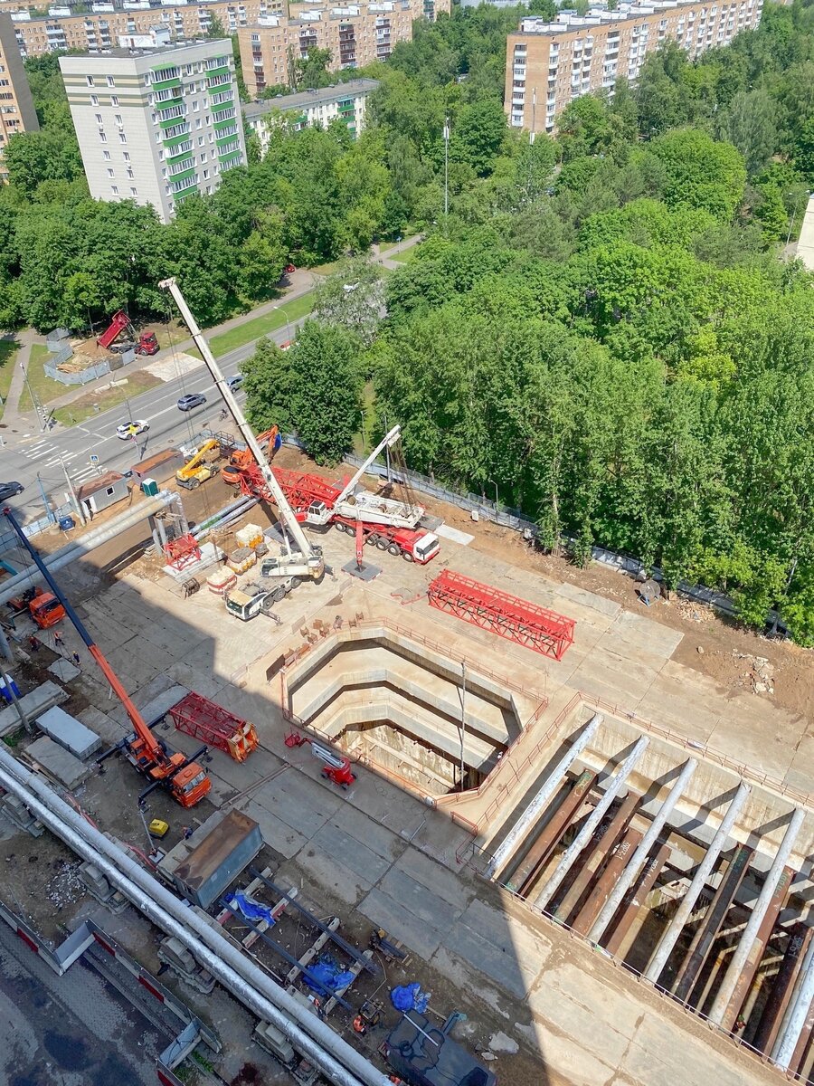 📷 2.1: Начат монтаж крана высокой грузоподъемности, предназначенного для разгрузки деталей ТПМК и последующего их спуска в камеру.