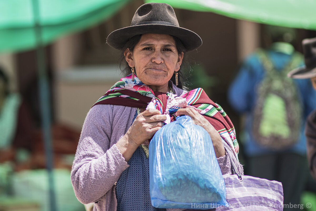 Боливийка купила пакет листьев коки.