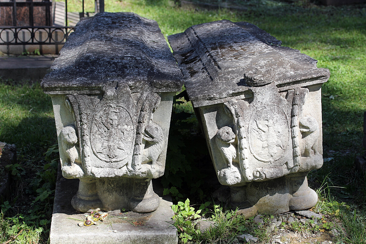 Слева надгробие Дарьи Николаевны, справа — надгробие Федора Глебовича Салтыкова