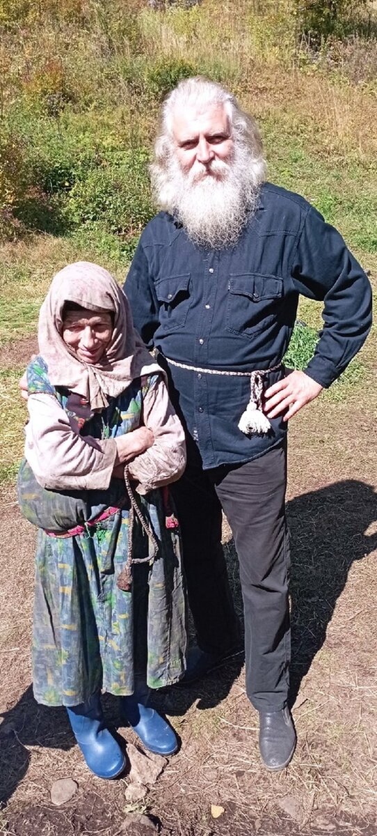    Агафья Карповна вместе со своим духовным отцом. Фото: иерей Игорь Мыльников.