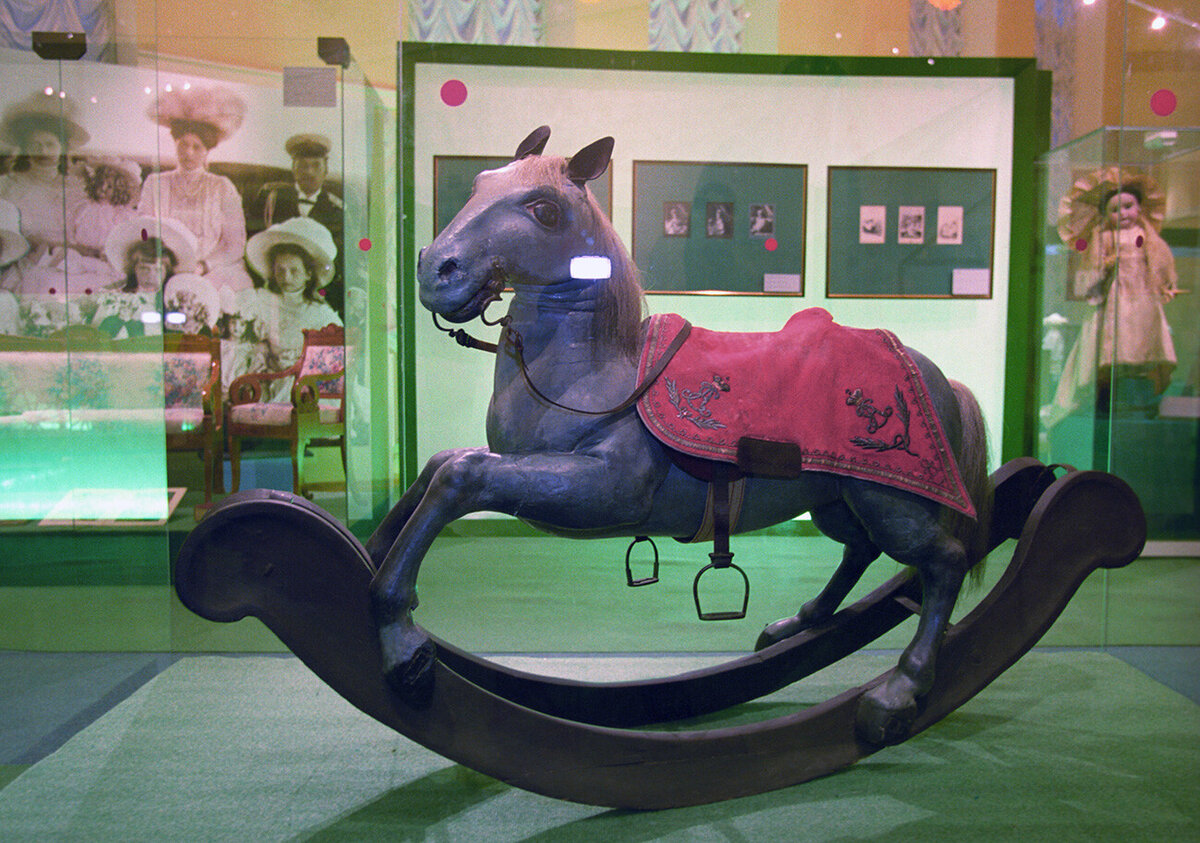 Конь-качалка - подарок Екатерины II своему сыну Павлу - пережил несколько поколений дома Романовых, дойдя до последних владельцев.
Дмитрий Коробейников/Sputnik