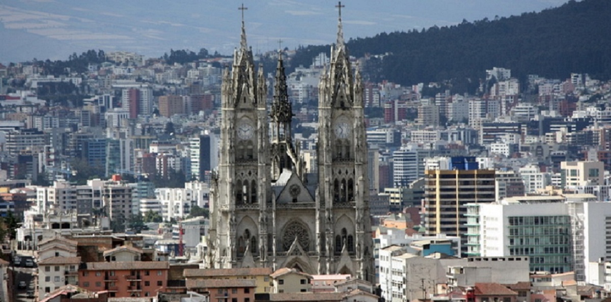 Галерея "'ЭКВАДОР" (10 кадров, листайте кликом на значок ">" в правой стороне фото). Кадр1: столица страны и её второй по величине (1,8млн.чел) город - КИТО. (bangkokbook.ru)