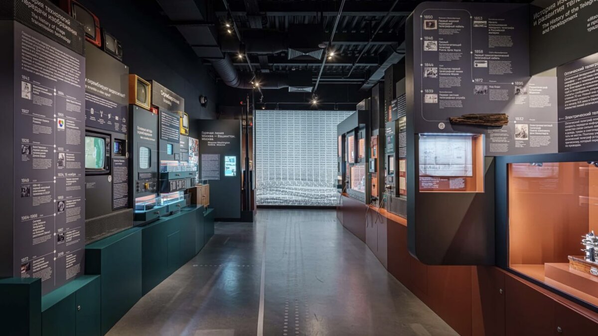 Экспозиция рассказывает о прошлом, настоящем и будущем криптографии, о людях и изобретениях, изменивших мир.