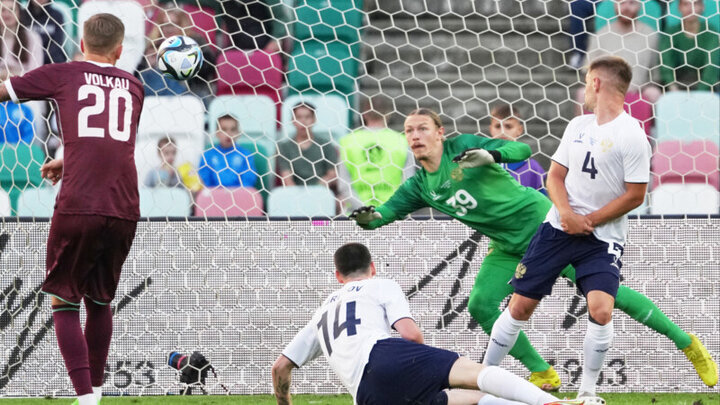 Классный сейв Сафонова еще при счете 0:1 после удара Волкова. Если бы не это спасение, возможно, все сложилось бы по-другому. 